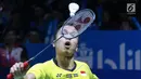 Tunggal putra Indonesia, Anthony Sinisuka Ginting menahan kok dari pebulu tangkis Jepang, Kento Momota pada 16 besar Indonesia Open 2018, Istora GBK, Jakarta, Kamis (5/7). Anthony Sinisuka Ginting kalah 14-21, 15-21. (Liputan6.com/Helmi Fithriansyah)