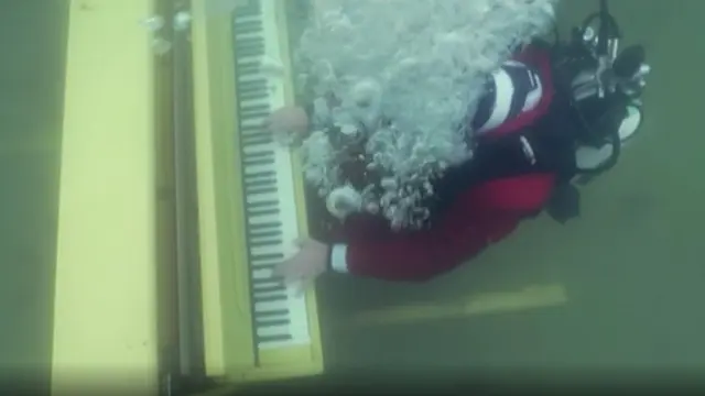 Main Piano di Dalam Air
