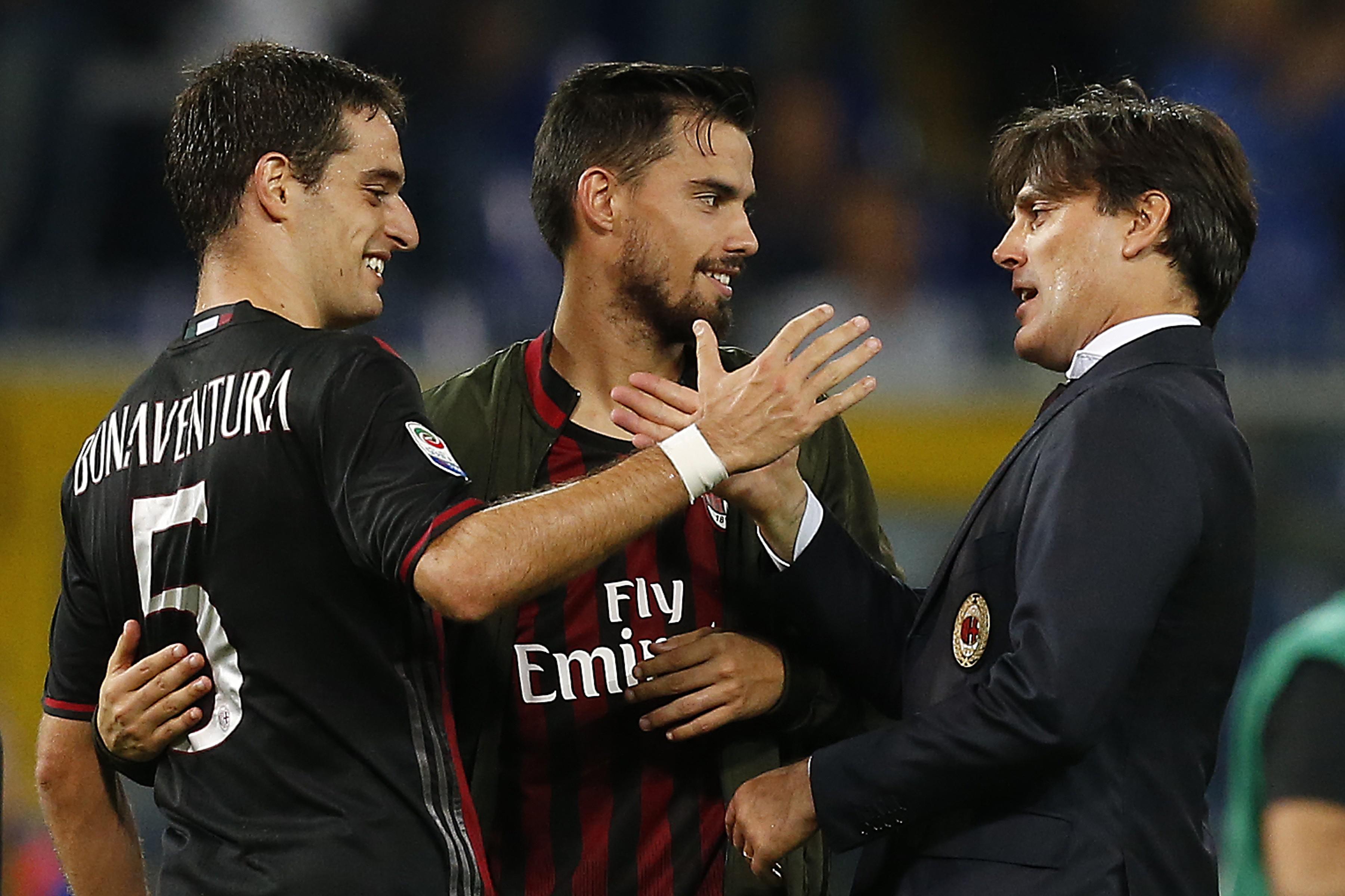 Vincenzo Montella (kanan) bersama Suso (tengah) dan Giacomo Bonaventura. (AFP/MARCO BERTORELLO)