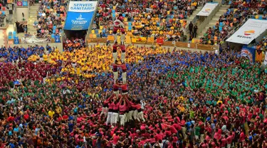 Sebuah tradisi menarik ada di Spanyol yaitu Kompetisi Taragon Castells, Spanyol, Sabtu (1/10). Kompetisi Taragon Castells adalah kompetisi membuat menara manusia. (AFP PHOTO / Lluis Gene)