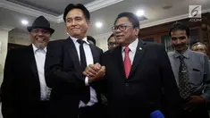 Ketua DPD Oesman Sapta Odang bersalaman Yusril Ihza Mahendra usai pertemuan di Gedung Nusantara III, Jakarta, Selasa (26/7). Yusril menyatakan putusan MK terkait larangan pengurus partai nyaleg DPD RI tidak berlaku surut. (Liputan6.com/Johan Tallo)
