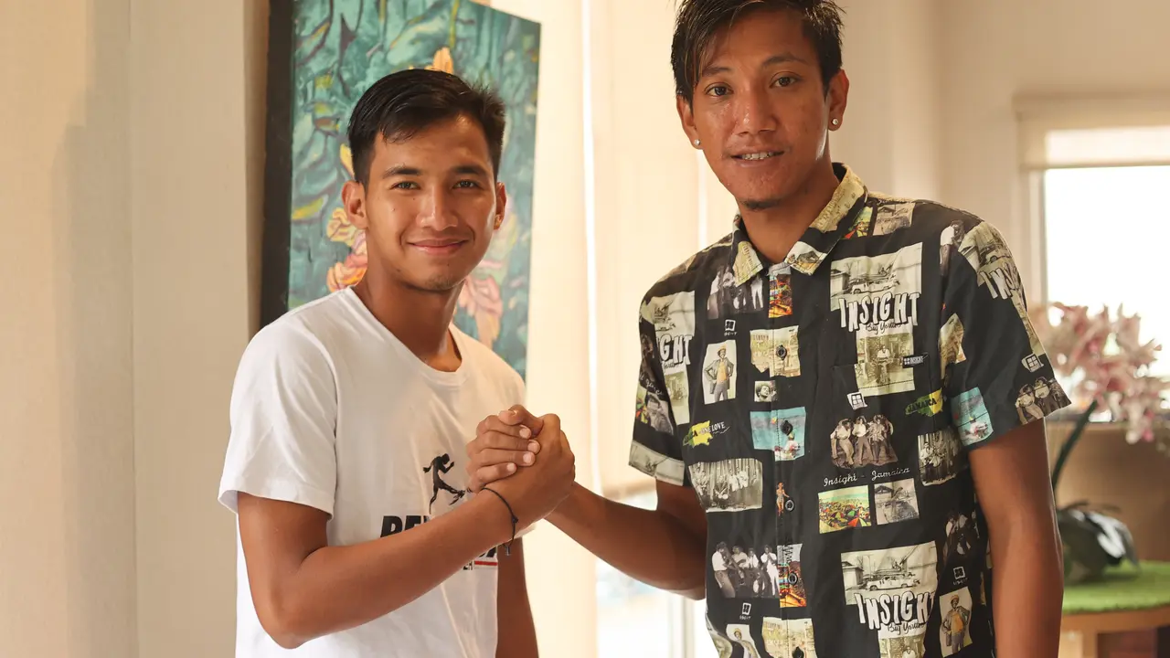 Gelandang Persiraja, Muhammad Nadhiif dan bek AHHA PS Pati FC, Syaiful Indra Cahya.
