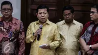 Ketua Umum Partai Golkar Setya Novanto memberikan keterangan usai pertemuan tertutup di kediaman Ketua Umum PDIP Megawati Soekarnoputri di Jakarta, Minggu (20/11). Dalam pertemuan itu membahas dinamika politik nasional. (Liputan6.com/Faizal Fanani)