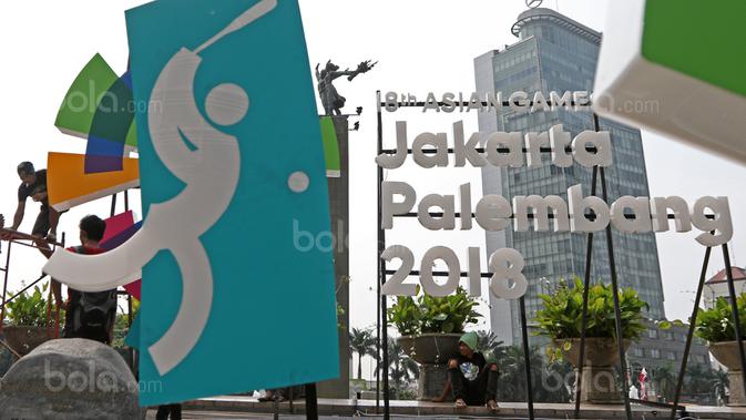 Pekerja sedang merampungkan pengerjaan logo Asian Games 2018 di Bundaran HI, Jakarta, (17/8/2017), Asian Games mengambil tema Energy Of Asia dan akan dibuka oleh Presiden Republik Indonesia Joko Widodo. (Bola.com/Nicklas Hanoatubun)