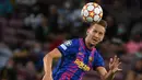 Luuk de Jong. Sriker asal Belanda berusia 31 tahun ini didatangkan dari Sevilla pada awal musim 2021/2022 ini atas permintaan Ronald Koeman. Berstatus pinjaman, performanya tampak biasa-biasa saja. Ia baru melakoni 9 laga di semua ajang dengan torehan 1 gol. (AFP/Lluis Gene)