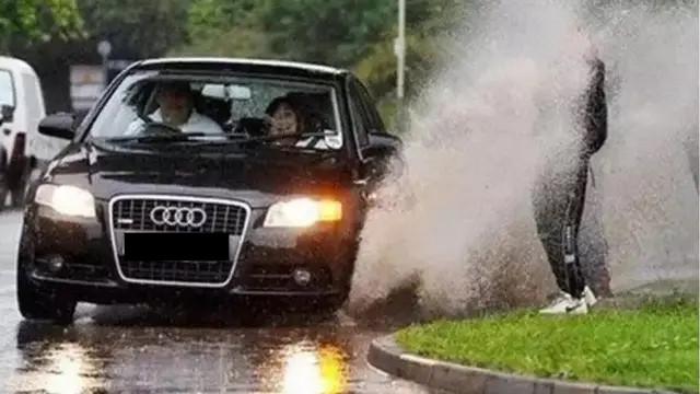 10 Momen Apes yang Sering Terjadi Ketika Hujan Ini Bikin Kesal