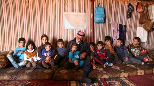 Abderrazaq Khatoun, beristirahat dengan 11 cucunya yang yatim piatu di dalam tenda di desa Harbanoush, di Idlib, Suriah pada 11 Maret 2021. Perang Suriah yang merampas 13 anak Khatoun dan salah satu istrinya, membuat kakek 83 tahun itu membesarkan 11 cucu yatim piatu sendirian. (Ahmad al-ATRASH/AFP)