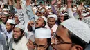 Pendukung dan simpatisan Hefazat-e-Islam melakukan aksi protes menuntut patung Lady Justice dihapus di kompleks Mahkamah Agung, Dhaka, Bangladesh, (24/2). (AP Photo / A.M. Ahad)