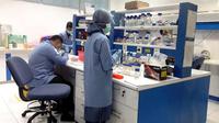 Ruang lab Dexa Laboratories of Biomolecular Sciences (DLBS) Dexa Group, Cikarang, Bekasi yang juga memproduksi Obat Modern Asli Indonesia. (Liputan6.com/Fitri Haryanti Harsono)