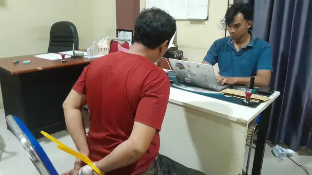 Pria yang aniaya istrinya menggunakan pisau karena lama dibukakan pintu sepulang kerja diamankan polisi di Pringsewu, Lampung.