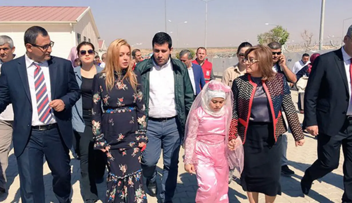 Dalam keterangan fotonya, ia menuliskan yang intinya bertemu dengan sukarelawan yang dianggapnya luar biasa, di Kamp Pengungsi di Antep. Foto tersebut meuai banyak pujian dari para netizen. (dok. Twitter)