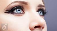 Satu lagi tren makeup mata yang patut Anda lirik, yaitu eyeliner upside down. Gaya riasan ini membuat sorotan mata terlihat dramatis. (Foto: Istockphoto)