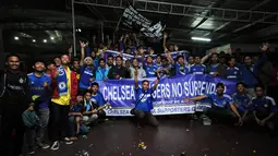 Sejumlah supporter klub Chelsea bersorak usai mengikuti acara Nonton Bola Seru Arsenal vs Chelsea di Andik Futsal, Depok, Jawa Barat, Minggu (26/4/2015). Kedua tim bermain imbang 0-0. (Liputan6.com/Helmi Fithriansyah)