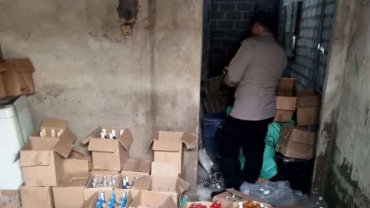 Polres Lamongan Sita Ratusan Botol Miras Ilegal di Brondong, Tekan Potensi Kriminalitas