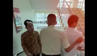 Tinjau Cek Kesehatan Gratis di Puskesmas, Gibran Rakabuming Pilih Naik Tangga dan Bantu Pasien Pakai Lift.&nbsp; foto: TikTok @gibran_wapresku