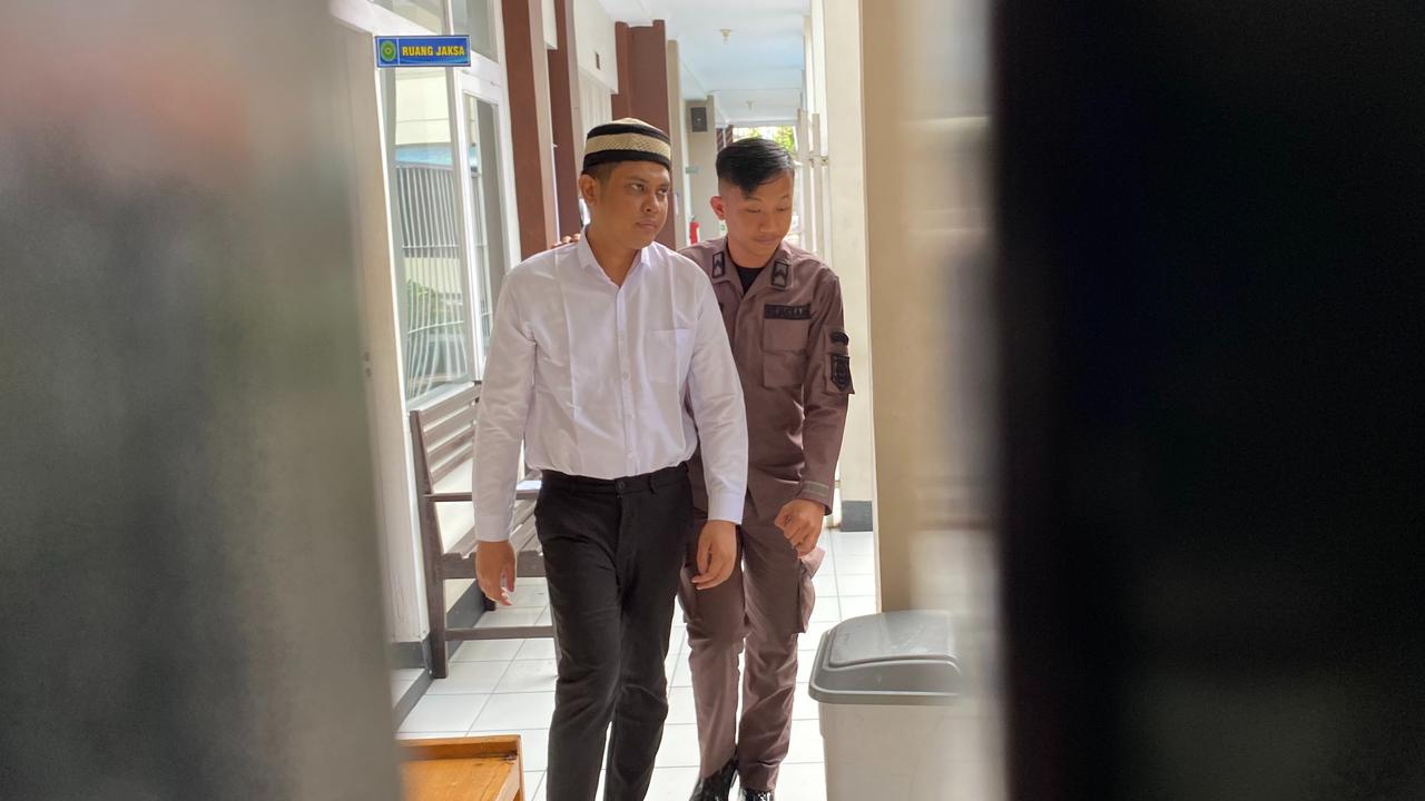 Berpeci Duduk di Kursi Pesakitan, Dokter Obgyn di Garut Bantah Dakwaan Jaksa soal Lecehkan Pasien