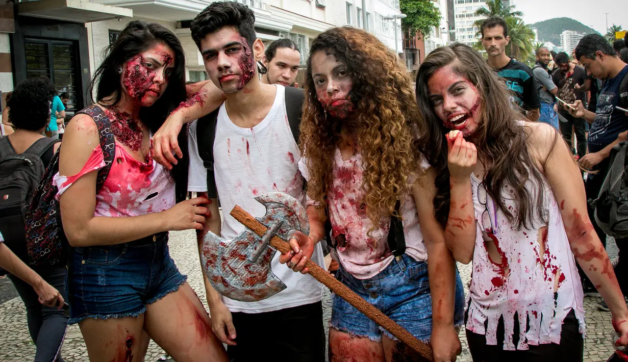 Orang-orang memakai kostum dan dandanan menyerupai zombie dalam acara Zombie Walk di Rio de Janeiro, Brasil, Jumat (2/11). Ribuan orang ini beraksi sebagai Zombie untuk memeriahkan peringatan Hari Para Arwah. (Andre Horta/Fotoarena/Sipa USA)
