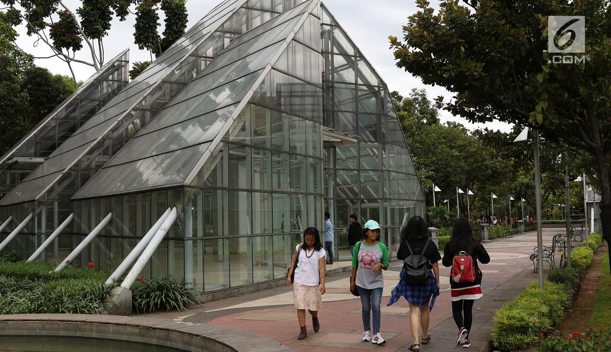 Sejumlah remaja berjalan di sekitar Taman Menteng, Jakarta, Kamis (1/6). Meskipun pada 1 Juni merupakan libur nasional, aktivitas di Taman Menteng lebih sepi disebabkan bersamaan dengan pelaksanaan ibadah puasa. (Liputan6.com/Immanuel Antonius)