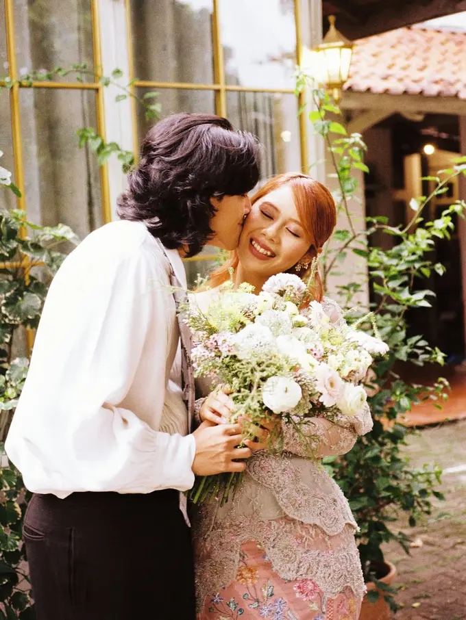 Resmi Dilamar, Nadin Amizah Tampil Cantik Kenakan Kebaya Vintage Flowery