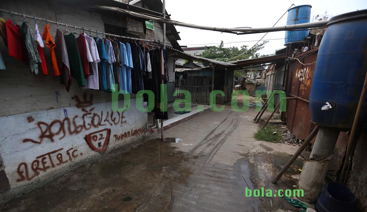 Perumahan warga dekat kegiatan menjahit bendera Merah-Putih raksasa di Tangerang, Sabtu (31/10/2015). Selain ingin mencatat rekor dunia, tema dasar adalah "One Soul, One Nation Untuk Sepakbola Indonesia".  (Bola.com / Nicklas Hanoatubun).