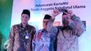 Menteri Riset, Teknologi dan Pendidikan Tinggi, Muhammad Nasir (kanan) menunjukkan kartu KARTANU saat peluncuran di Jakarta Senin (27/6). (Liputan6.com/Angga Yuniar) 