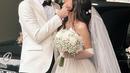 Mirriam Eka resmi jadi istri Julian Jacob dalam gaun pengantin klasik yang trendi. [@julianjacs]