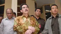 Mantan Ketua KPK Antasari Azhar memasuki ruangan pada sidang lanjutan di PN Jaksel, Kamis (22/10).Sidang dengan agenda tanggapan jaksa atas keberatan terdakwa dan pengacara.(Antara)