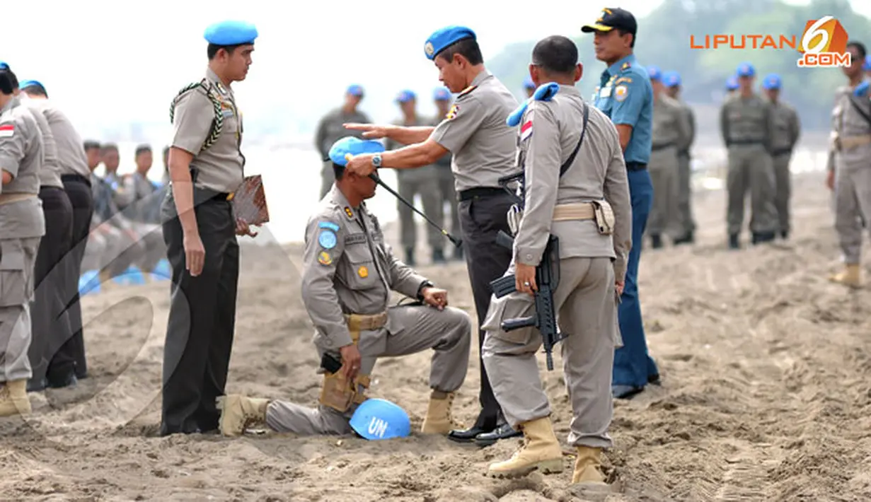 Kapolri Jenderal Sutarman memasangkan baret kepada AKBP Bambang Wijanarko Komandan Satgas Formed Police Unit Indonesia 6 di Pos AL Tanjung Pasir Tangerang (Liputan6.com/Helmi Fithriansyah)