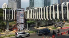 Suasana pembangunan lift pada jembatan penyeberangan orang di kawasan Senayan, Jakarta, Senin (13/5). Pembangunan lift pada tiga JPO yang berada di Jalan Sudirman itu bertujuan meningkatkan kenyamanan kepada warga dan ditargetkan rampung akhir bulan ini. (Liputan6.com/Immanuel Antonius)