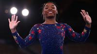 Pesenam Amerika Serikat Simone Biles bertanding di nomor lantai kualifikasi senam artistik putri selama Olimpiade Tokyo 2020 di Ariake Gymnastics Center di Tokyo pada 25 Juli 2021. (MARTIN BUREAU / AFP)