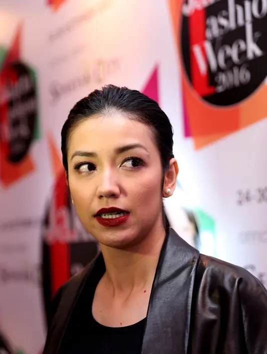 "Sebenarnya ada dresscode, kalau ga salah warna merah, tapi aku telat tahunya, jadi yang pakai yang ada aja. Ini bajunya juga baru datang tadi sore," jelas Velove Vexia. (Andy Masela/Bintang.com)