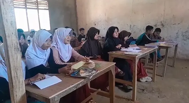 Potret belajar murid SD beralas tanah di Sukabumi. (Liputan6.com/Istimewa).