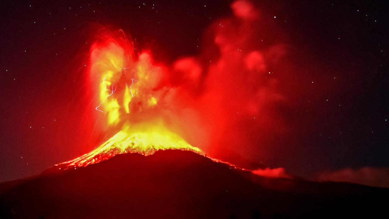 FOTO: Dahsyatnya Erupsi Gunung Lewotobi Laki-Laki, Kilatan Petir Mengiringi Semburan Abu Setinggi 10 Kilometer