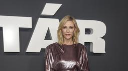 Cate Blanchett berpose untuk fotografer setibanya di pemutaran perdana film 'Tar' di London, Rabu, 11 Januari 2023. Aktris berusia 53 tahun yang memainkan peran utama dalam film tersebut tiba di karpet merah dengan gaun ungu berkilauan. (Photo by Scott Garfitt/Invision/AP)