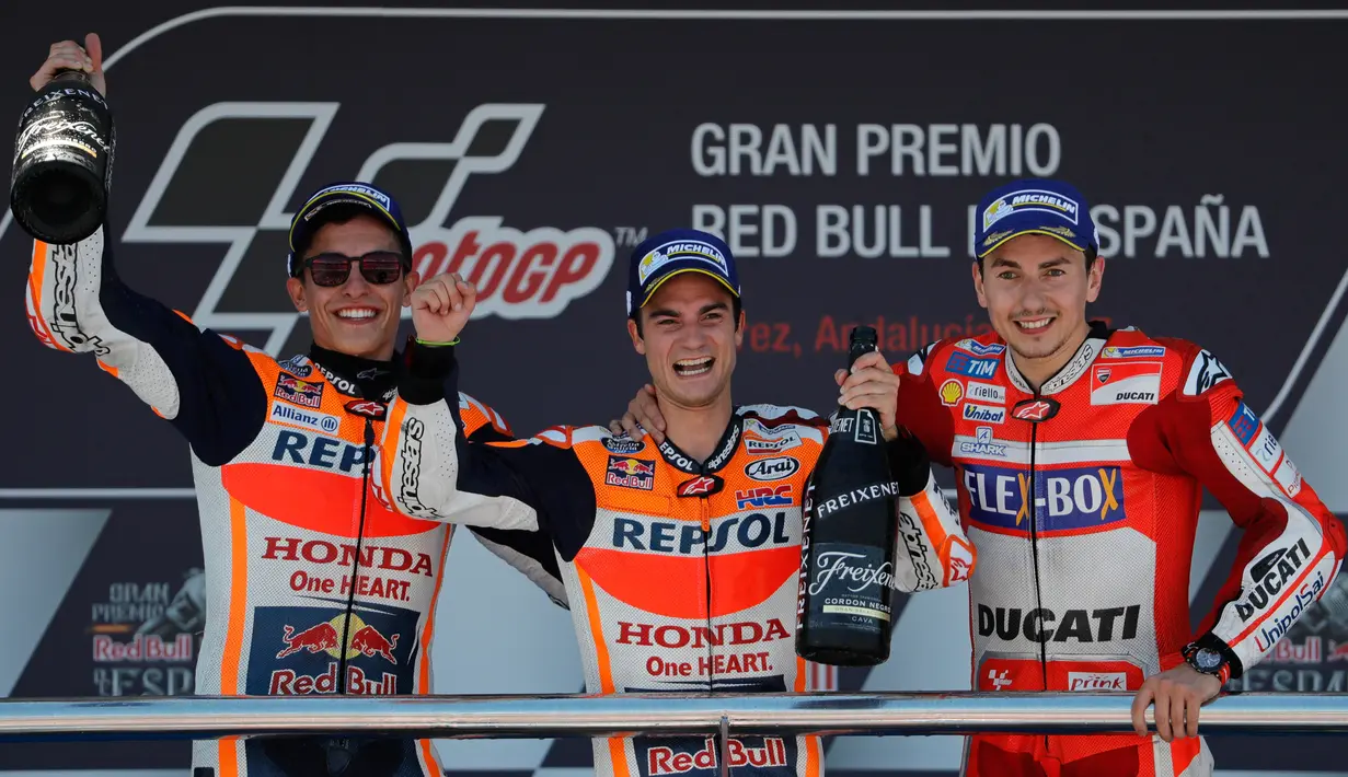 Juara MotoGP Spanyol, Dani Pedrosa (tengah) bersama juara kedua pembalap Repsol Honda, Marc Marquez (kiri) serta juara ketiga pembalap Ducati, Jorge Lorenzo berada di atas podium Sirkuit Jerez, Minggu (7/5). (AP Photo/Miguel Morenatti)