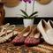 Tips memilih sepatu Lebaran yang nyaman dipakai silaturahmi seharian. [Foto: Gemini]