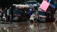 Warga bergerak untuk mengungsi dari El Progreso di Yoro, Honduras, menjelang kedatangan badai Iota. (Photo credit: Orlando SIERRA/AFP)