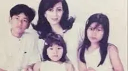 Keluarga Raffi Ahmad memang tuai atensi. Mama Amy dikarunia 3 orang anak yang tampan dan cantik. Raffi sebagai kakak tertua bisa mengemong kedua adik perempuannya. Foto ini pun banjir pujian dari netizen. (Liputan6.com/IG/raffinagita1717)