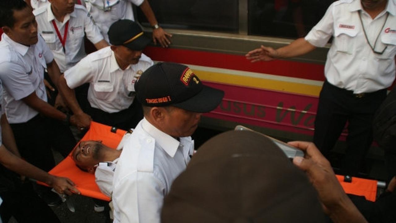 Proses evakuasi masinis terjepit kabin akibat tabrakan KRL di Juanda