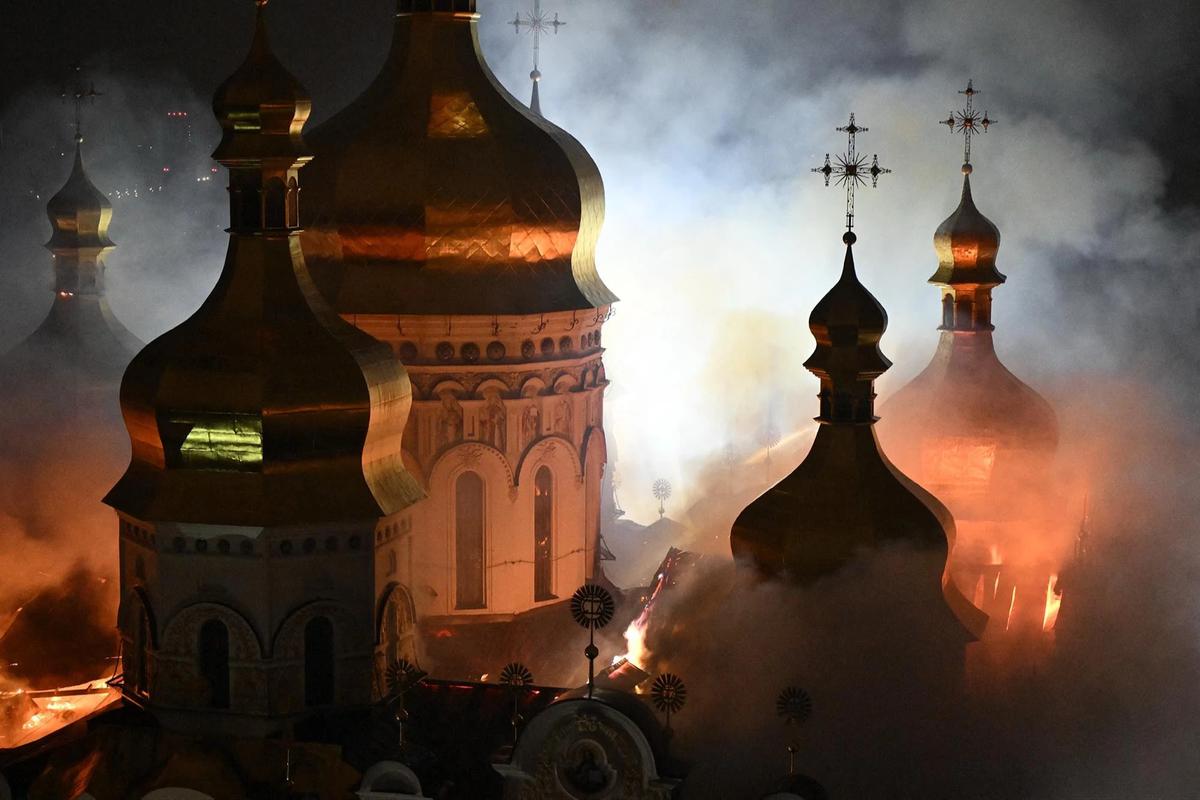 FOTO: Rudal Rusia Hantam Katedral Bersejarah di Kyiv Puluhan Warga Terluka
