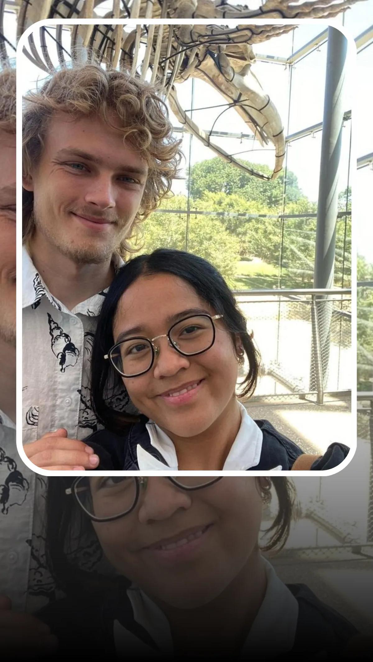 Nah, siapa sih cowok bule yang bikin Cinta senyum-senyum bahagia ini?