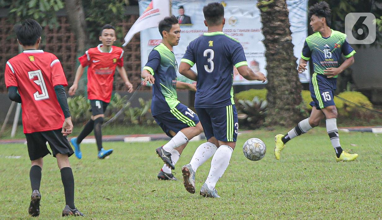 Pertandingan sepak bola dalam rangkaian HUT Gerindra ke-15 di Lapangan Sepak bola DPR RI, Jakarta, Selasa (31/1/2023). Sejumlah kegiatan dilaksanakan dalam rangkaian HUT Gerinda Ke-15 yang digelar sederhana dan tidak secara foya-foya. (Liputan6.com/Faizal Fanani)