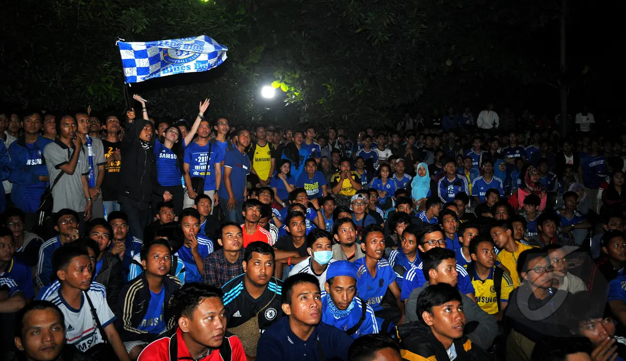 Suporter Chelsea di Indonesia (CISC) meramaikan acara nonton bareng Chelsea vs MU bersama Liputan6.com di Alibaba Futsal, Bekasi, Sabtu (18/4/2015). (Liputan6.com/Yoppy Renato)