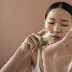 Hindari penggunaan produk skincare ilegal agar kulit wajah tetap sehat. (foto: jcomp/freepik)