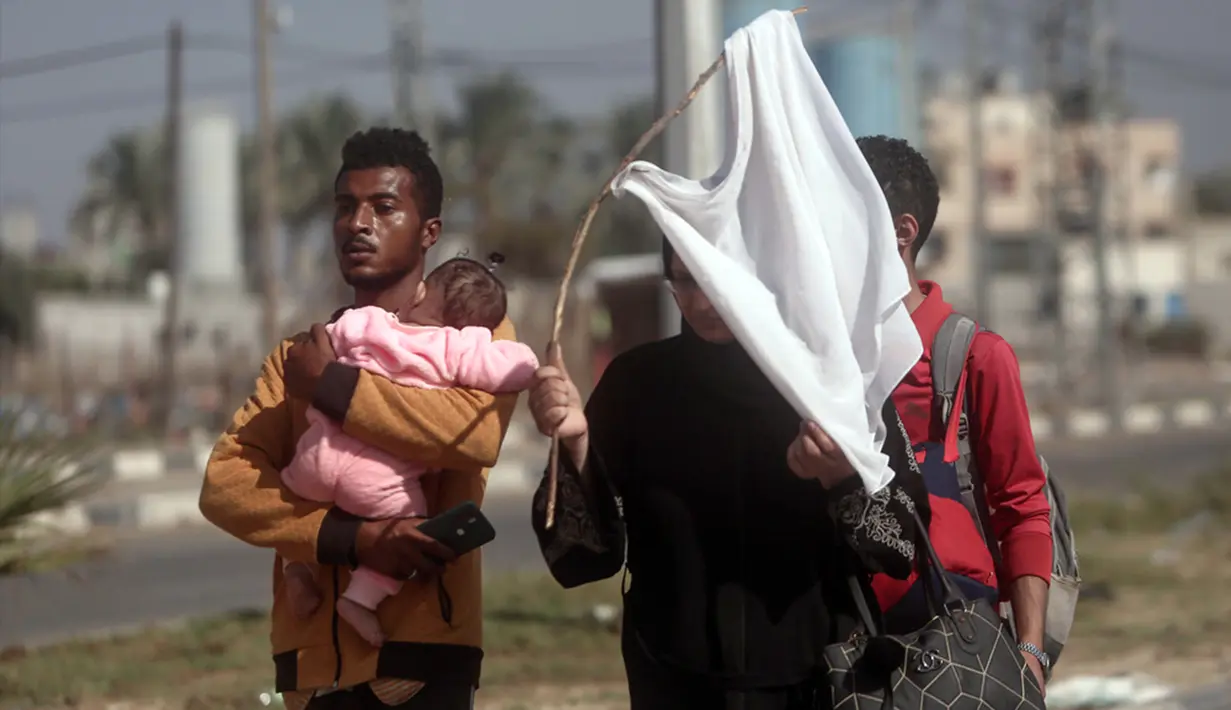 IDF mengizinkan masuknya warga sipil Gaza ke Jalur selatan melalui koridor kemanusiaan yang dibuka mulai pukul 10.00 hingga 14.00 waktu setempat. Kabar ini disampaikan oleh juru bicara militer berbahasa Arab, Avichay Adraee. (AP Photo/Mohammed Dahman)