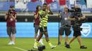 Bek Arsenal, Jurrien Timber memberi aplaus kepada penonton saat diperkenalkan sebelum mengikuti kontes MLS All-Stars Skills Challenge menghadapi tim MLS All-Stars di Washington, Amerika Serikat, Selasa (18/7/2023) waktu setempat. (AP Photo/Alex Brandon)