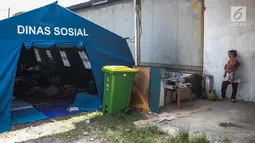 Suasana tenda pengungsian korban rumah ambles di Lodan Raya, Pademangan, Jakarta Utara, Kamis (22/11). Sebanyak delapan kepala keluarga (KK) mengungsi ke tenda sementara akibat rumah mereka ambles. (Liputan6.com/Faizal Fanani)