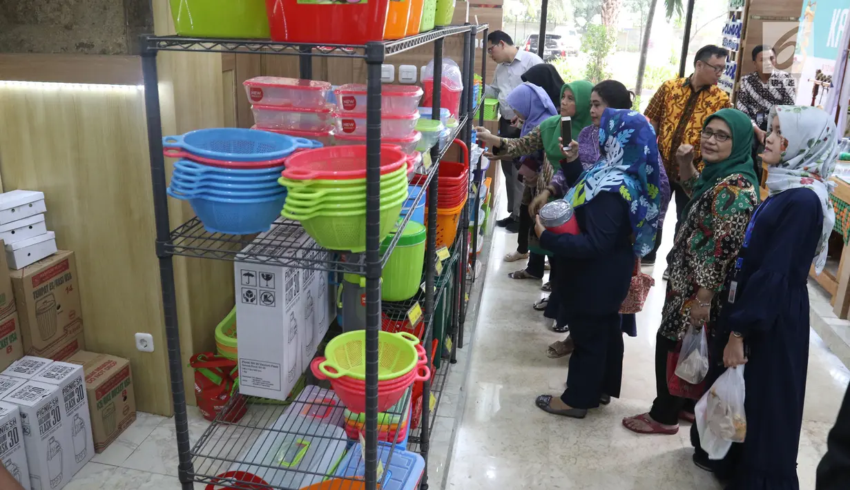 Pengunjung melihat-lihat produk yang dipajang dalam Pameran Industri Plastik dan Karet 2019 di Plaza Pameran Kementerian Perindustrian (Kemenperin), Jakarta, Selasa (9/7/2019). Pameran ini berlangsung pada 9-12 Juli 2019 dengan diikuti 38 pelaku usaha. (Liputan6.com/Angga Yuniar)
