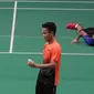 Tunggal putra Indonesia, Anthony Ginting, memegang kok saat melawan Soong Joo Ven pada final beregu SEA Games 2019 di Multinlupa Sport Center, Rabu (4/12). Ginting menang 13-21, 21-15, dan 21-18. (Bola.com/M Iqbal Ichsan)