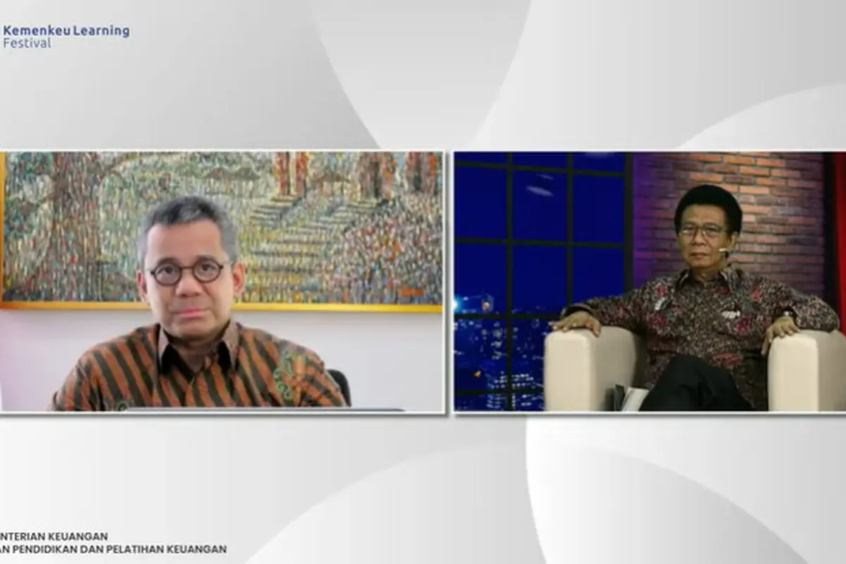 Wamenkeu Suahasil Nazara, menghadiri Bedah Buku Biografi Profesional Marwanto Harjowirjono "Maestro Simfoni Perbendaharaan: Pengawal Die-Hard APBN, Pendobrak Reformasi Birokrasi", Selasa (19/10/2021).